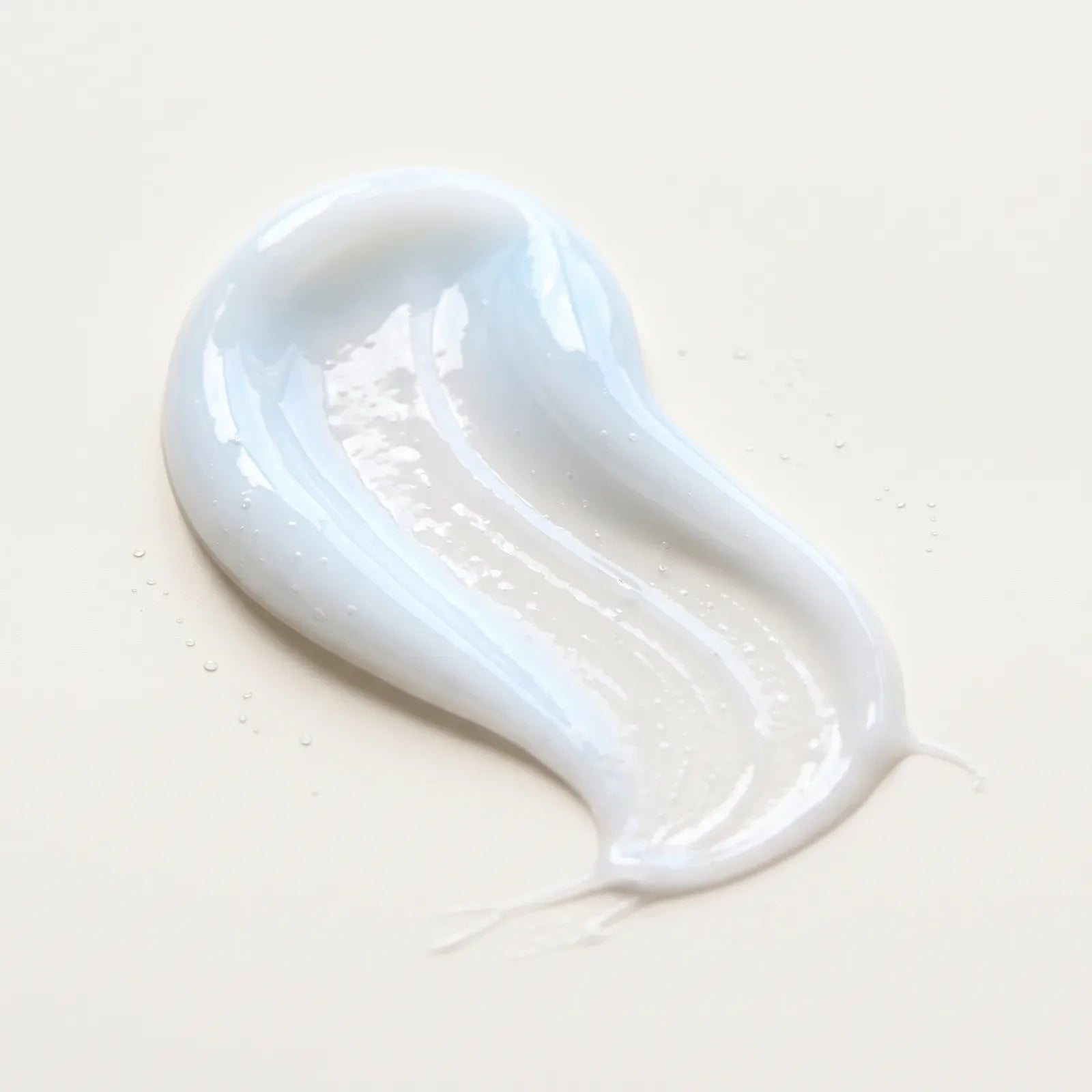 Une noisette de crème blanche étalée, texture fluide
